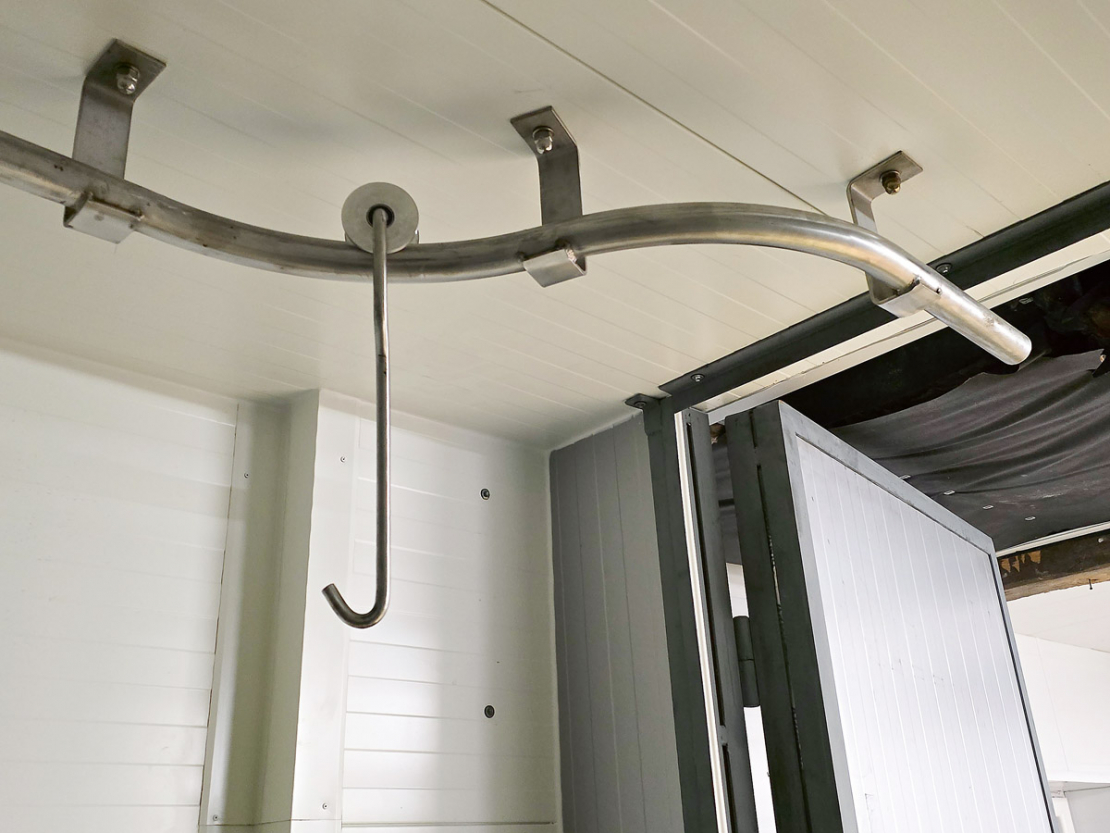 Dzesētavas griestos ir iestrādāti speciāli jaudīgi metāla stiprinājumi, pie kuriem ir pieskrūvētas apmēram septiņu centimetru diametra nerūsējošā tērauda caurules. Papildus ir izgatavoti jaudīgi āķi ar tērauda skritulīšiem, kas brīvi un bez aiztures ripo pa šīm caurulēm. 