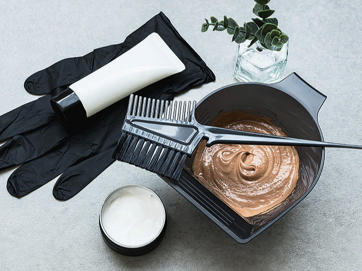 Veikalos pieejamās matu krāsas ir ērtas lietošanai, jo tajās jau sajaukti vairāki krāsu pigmenti.