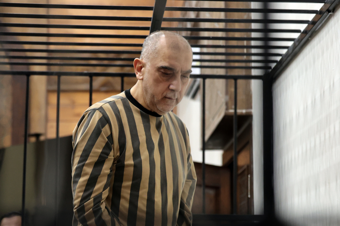 Bijušais Sīrijas režīma amatpersona, brigādes ģenerālis Atefs Nadžibs piedalās tiesas sēdēs savā prāvā Damaskā, Sīrijā, 2026. gada 26. aprīlī. Nadžibs, gāztā bijušā Sīrijas prezidenta Bašāra al Asada brālēns, iepriekš vadīja bijušā režīma Politiskās drošības direktorātu valsts dienvidu reģionā Dārā un tiek apsūdzēts vardarbīgas vēršanās pret protestētājiem organizēšanā Sīrijas konflikta sākumposmā.