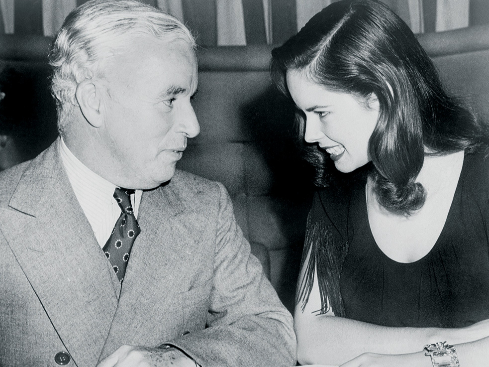 Čārlijs Čaplins ar savu jauno sievu Ūnu Holivudas naktsklubā 1944. gadā. Pāris apprecējās 1943. gadā, kad Ūnai bija 18 un Čārlijam – 54 gadi.