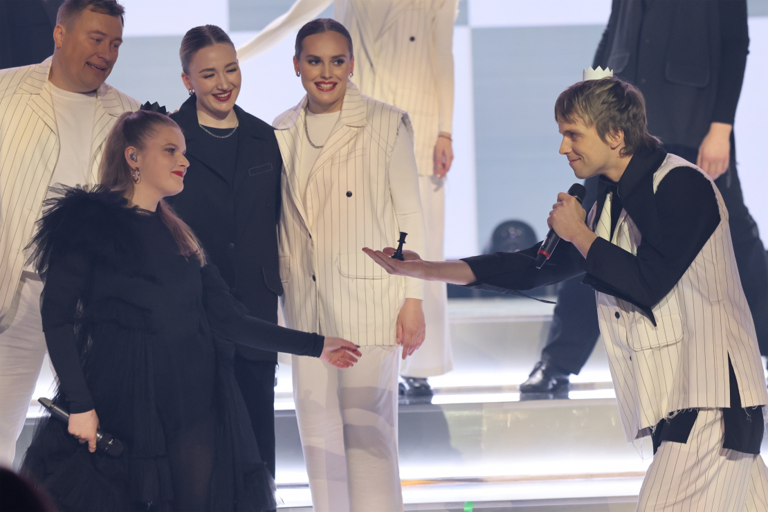 Muzikālā šova "Koru kari" astotā tiešraide.