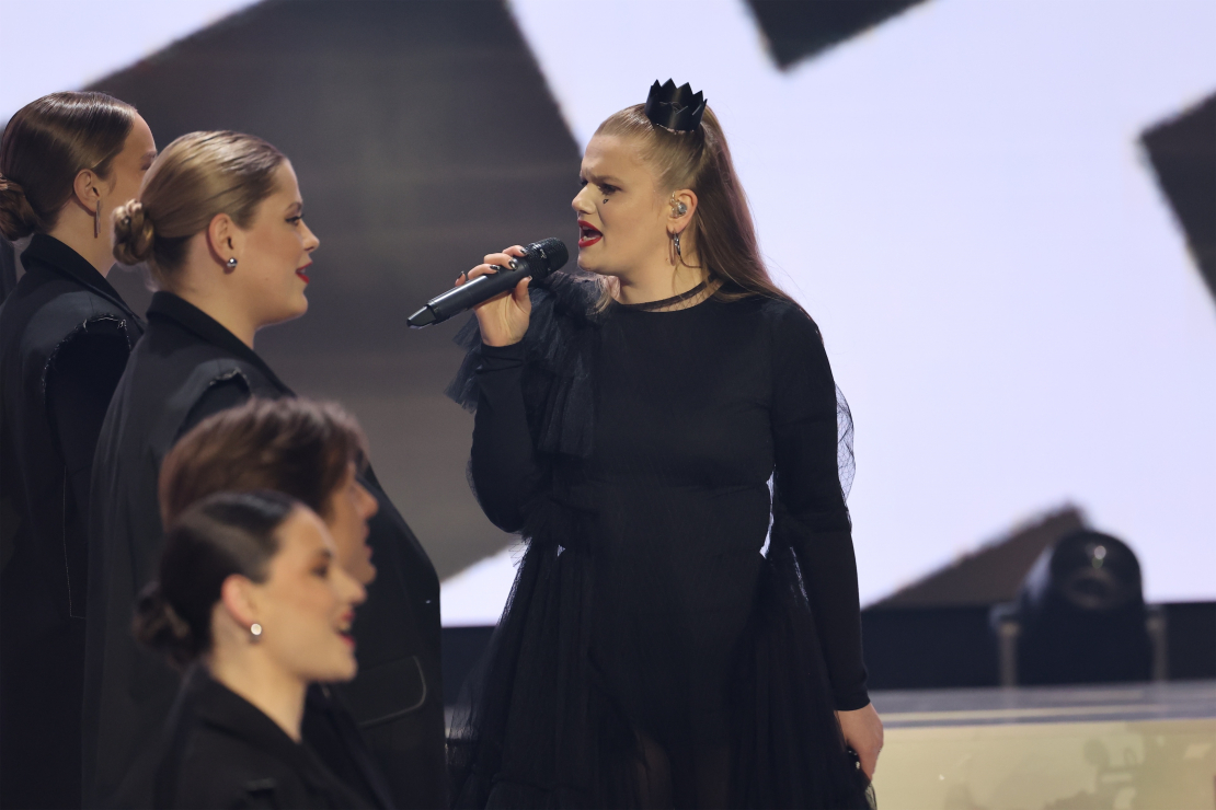 Muzikālā šova "Koru kari" astotā tiešraide.