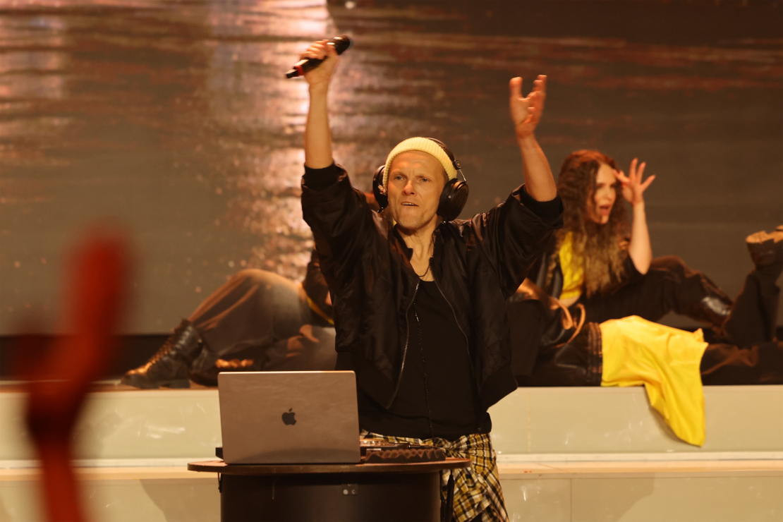 Muzikālā šova "Koru kari" astotā tiešraide.