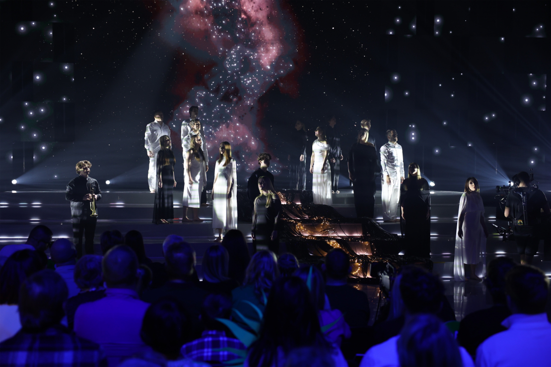 Muzikālā šova "Koru kari" astotā tiešraide.