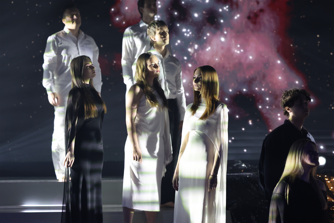 Muzikālā šova "Koru kari" astotā tiešraide.