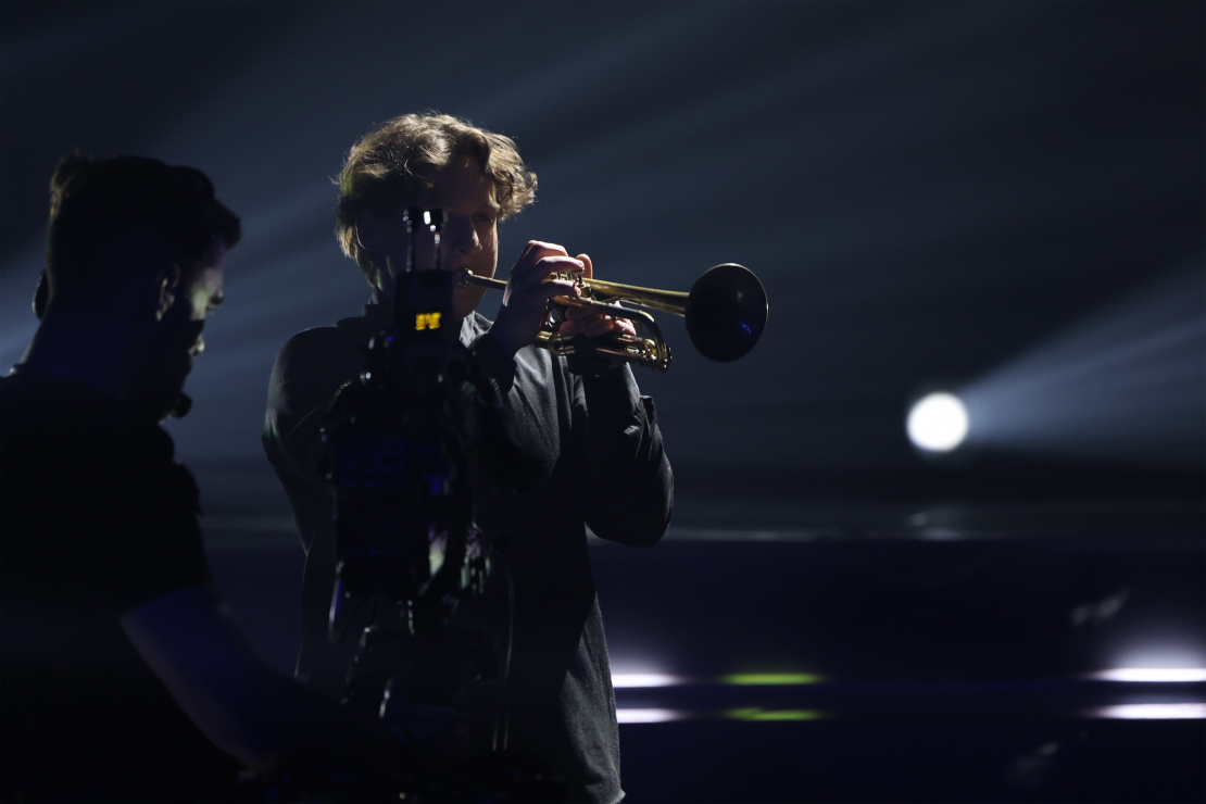 Muzikālā šova "Koru kari" astotā tiešraide.