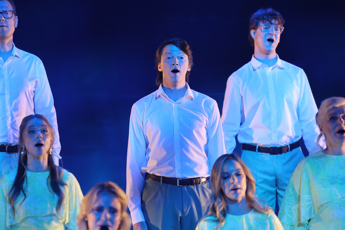 Muzikālā šova "Koru kari" astotā tiešraide.