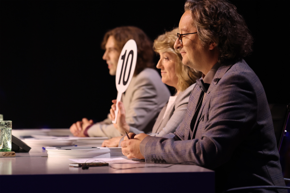 Muzikālā šova "Koru kari" astotā tiešraide.