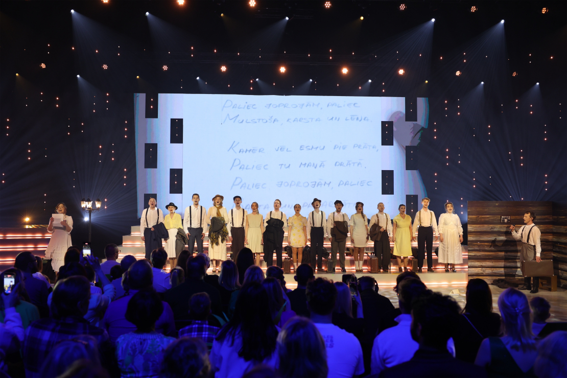 Muzikālā šova "Koru kari" astotā tiešraide.