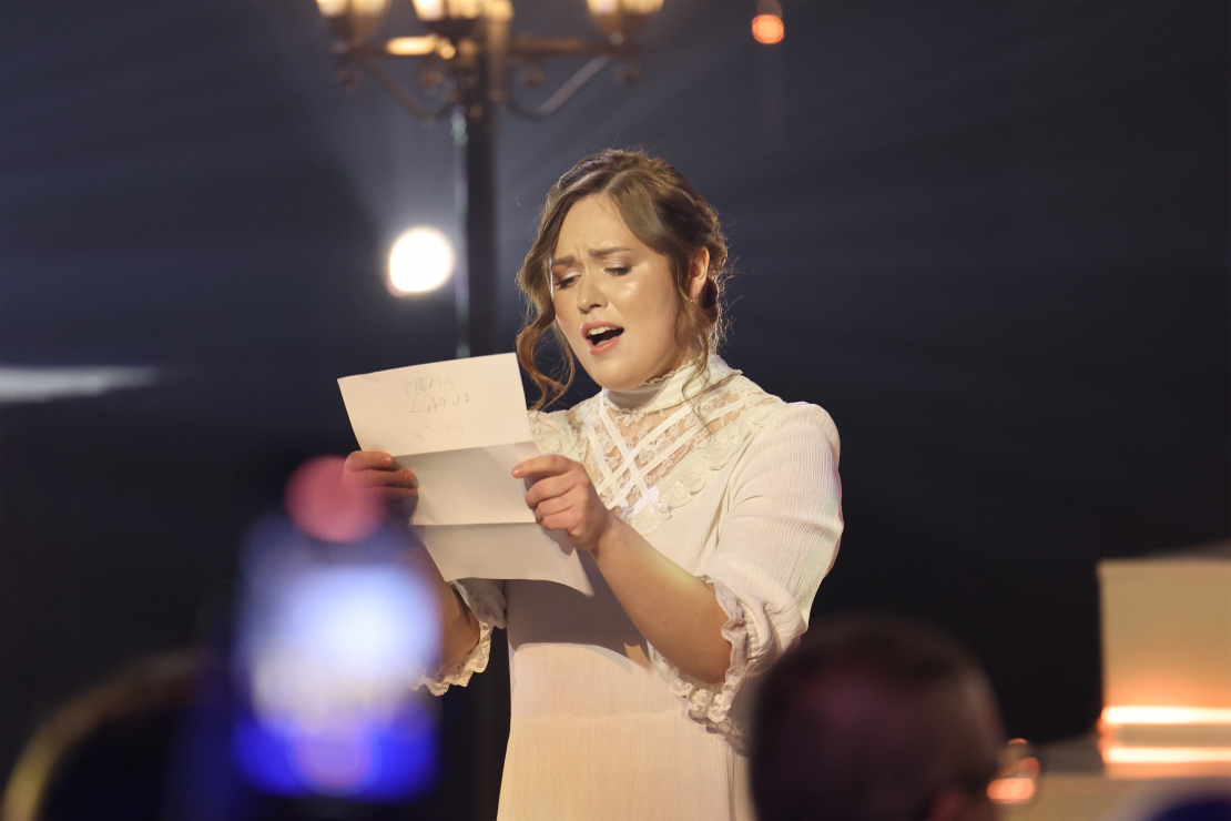 Muzikālā šova "Koru kari" astotā tiešraide.