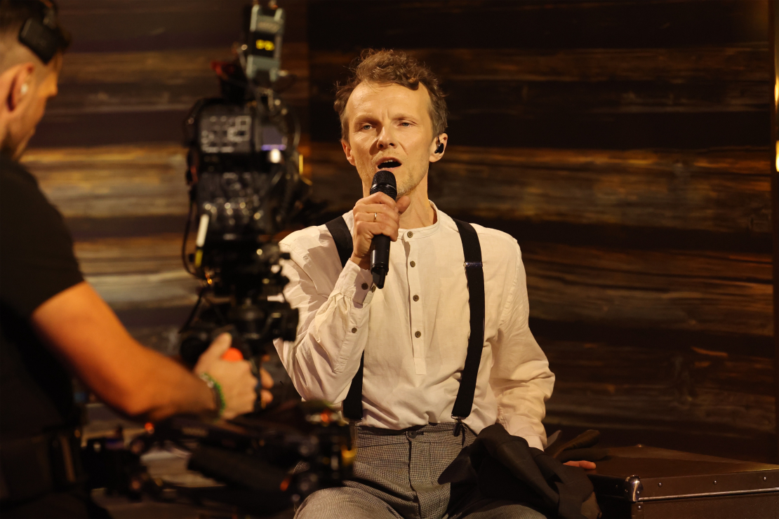 Muzikālā šova "Koru kari" astotā tiešraide.