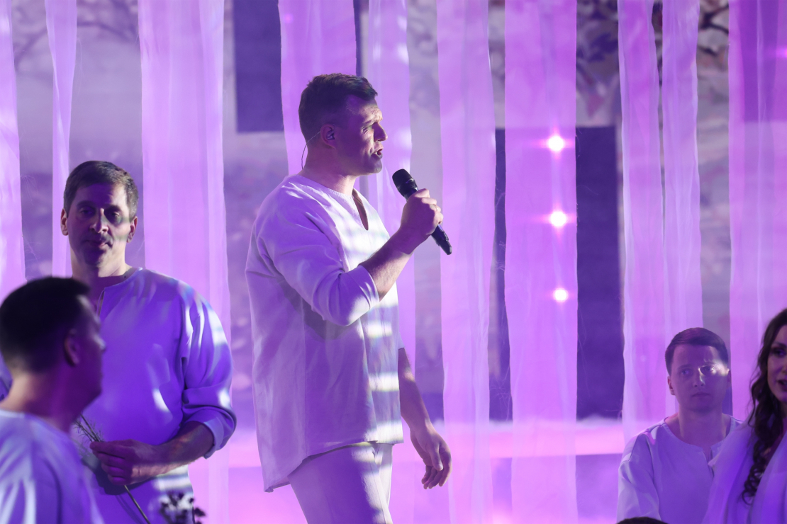 Muzikālā šova "Koru kari" astotā tiešraide.