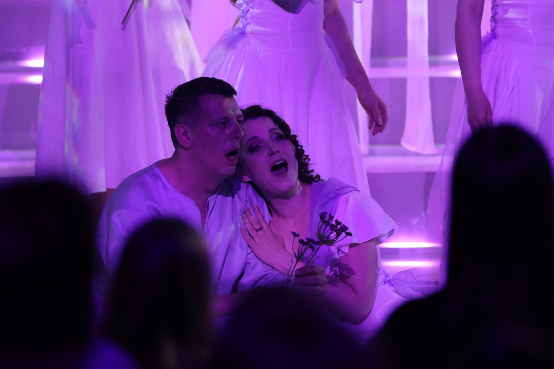 Muzikālā šova "Koru kari" astotā tiešraide.