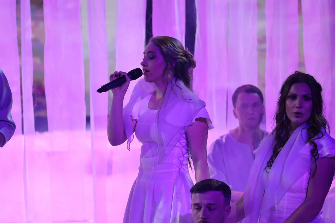 Muzikālā šova "Koru kari" astotā tiešraide.