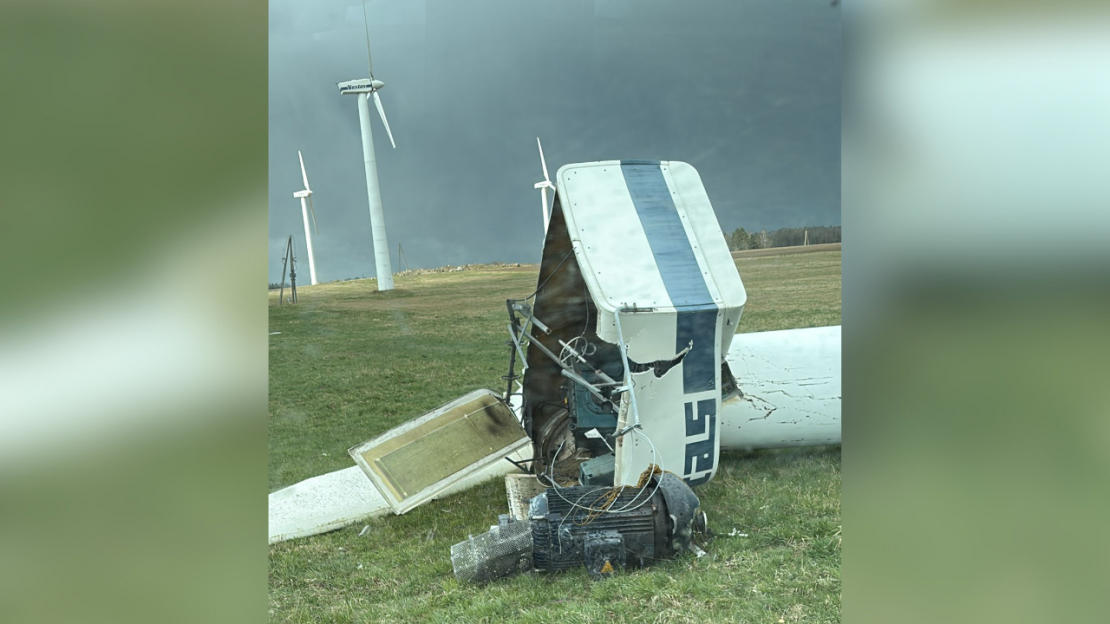 Nogāztā vēja turbīna.