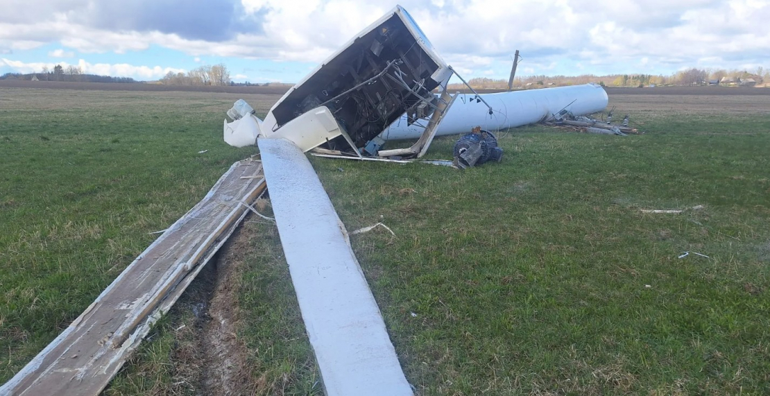 Nogāztā vēja turbīna.