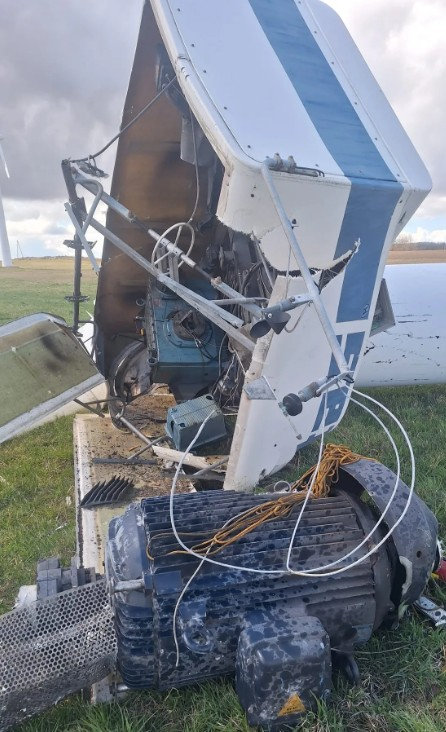 Nogāztā vēja turbīna.