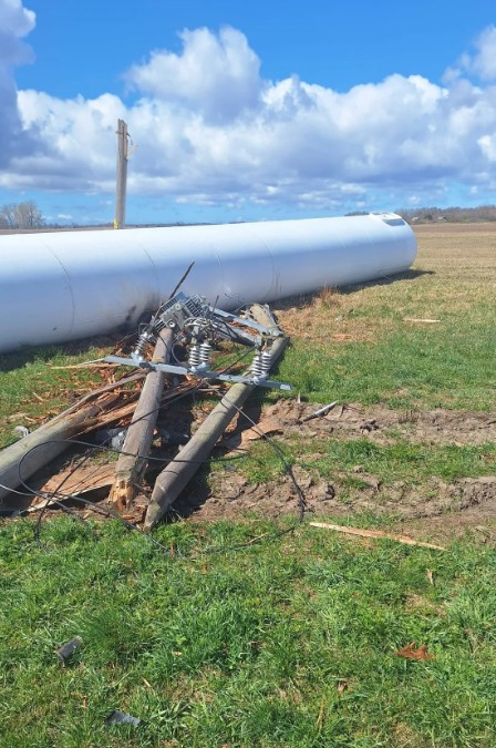 Nogāztā vēja turbīna.