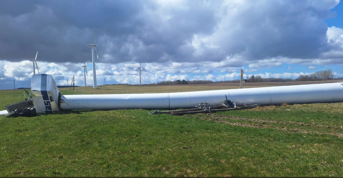 Nogāztā vēja turbīna.