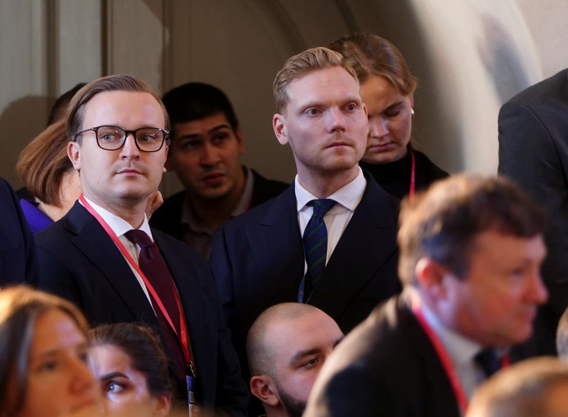 Finanšu izlūkošanas dienesta (FID) priekšnieks Toms Platacis (no labās) un FID priekšnieka vietnieks Paulis Iļjenkovs piedalās ārpolitikas un drošības foruma "Rīgas konference 2024" atklāšanas pasākumā Latvijas Nacionālā vēstures muzejā.