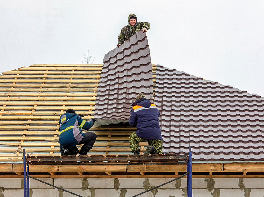 Lai droši pārvietotos pa jumtu, nepieciešamas jumta laipas.