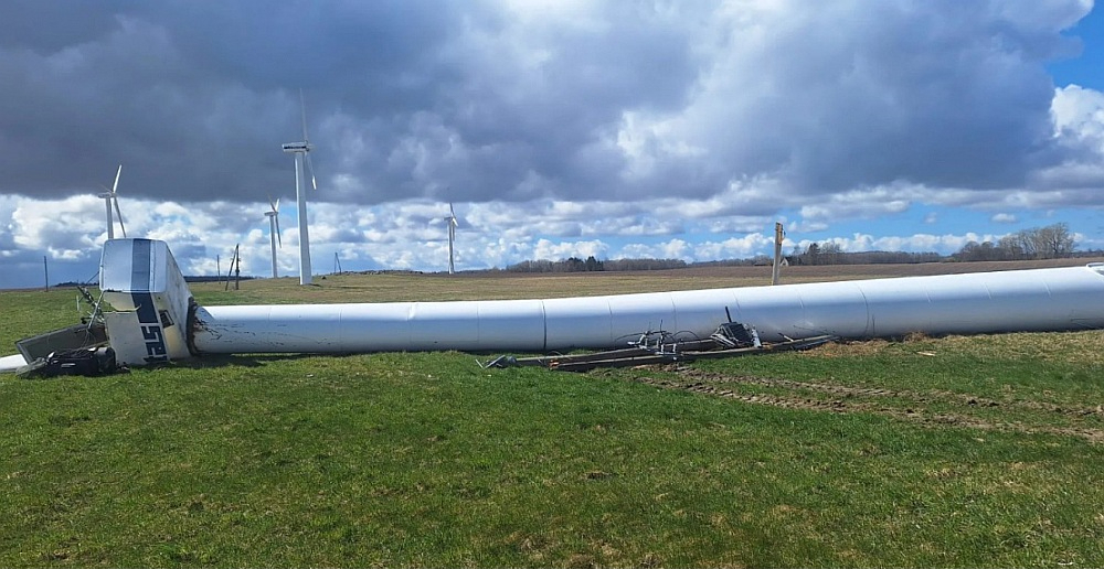 Turbīnas Bunkas pagastā uzstādītas pirms aptuveni 15 gadiem, vienai no tām nav izturējis balsts, un tā nogāzās.