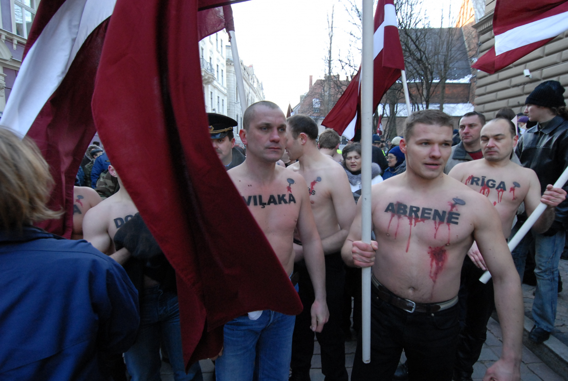 “Visu Latvijai” jauniešu pikets pie Saeimas 2007. gada 8. februārī Raivja Dzintara vadībā. 