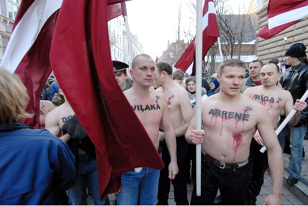 "Visu Latvijai!" jauniešu pikets pie Saeimas 2007. gada 8. februārī Raivja Dzintara vadībā. Puiši pusstundu stāvēja mīnuss 17 grādu salā un protestēja pret Abrenes atdošanu Krievijai.