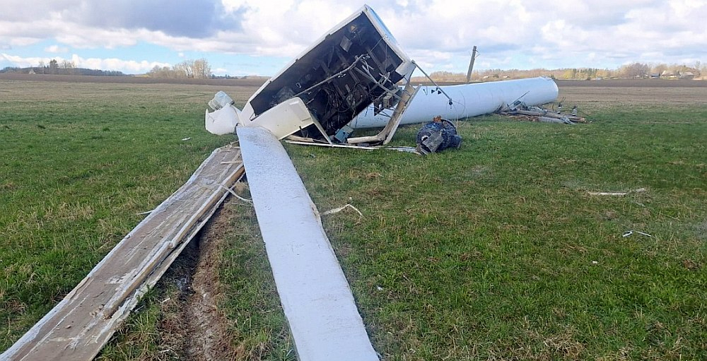 Vakar kritušo turbīnu jau apstrādājuši zagļi. Nozagts galvenais ģenerators, kā arī krāsainā metāla daļas. Zādzība, visticamāk, notikusi naktī.