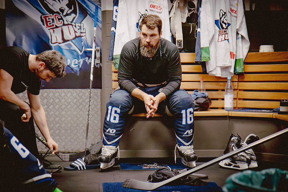 Kaspars Daugaviņš Vācijas otrās bundeslīgas kluba Kaseles "Huskies" ģērbtuvē. Lai gan došanos uz Vāciju viņš nenožēlo, hokeju izbaudīt viņam tur īsti nav izdevies.