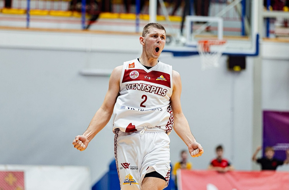 Artūrs Ausējs mača izskaņā ar tālmetienu atnesa "Ventspilij" pirmo uzvaru sērijā pret "VEF Rīgu".
