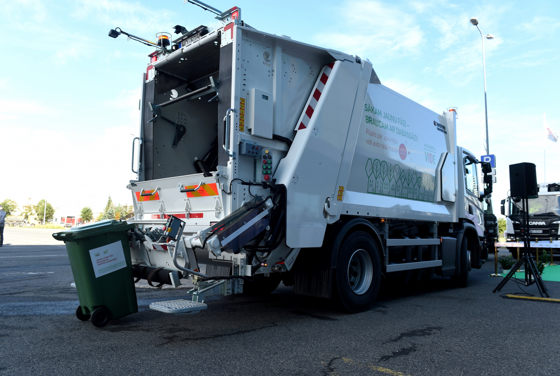 Atkritumu savākšanas mašīna.