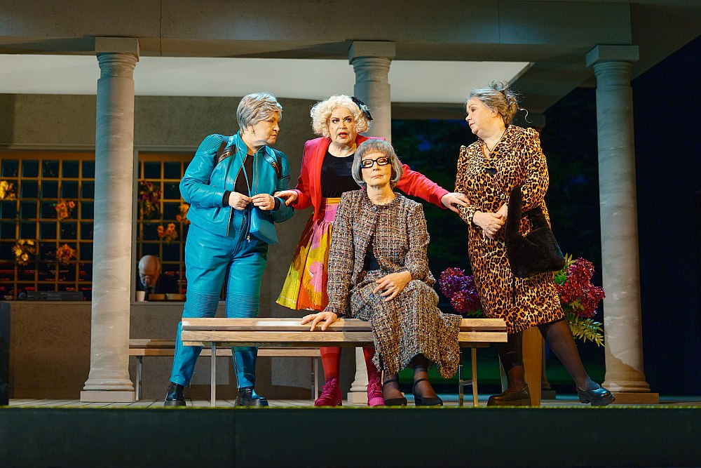 Skats no Rolanda Atkočūna režisētās Nacionālā teātra izrādes "Kad atkal būsim jauni" – jautrā, uzmundrinošā un vienlaikus nedaudz smeldzīgā izrāde stāsta par novecošanas tēmu.