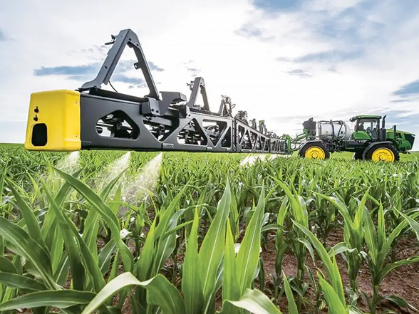 'John Deere' jaunais smidzinātājs.