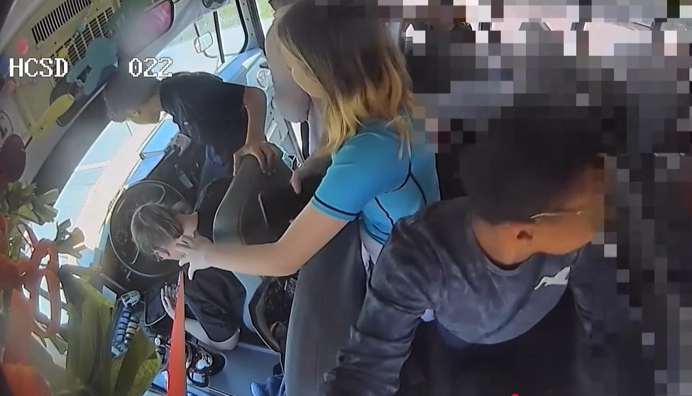 Bērni autobusā.