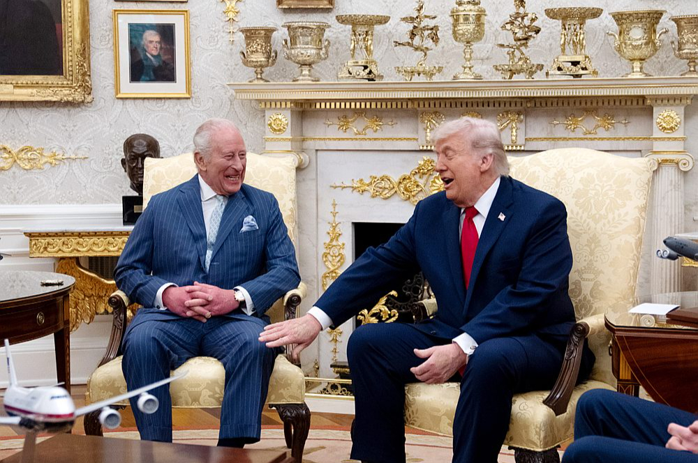 Karalis Čārlzs III (no kreisās) otrdien viesojās Baltajā namā, kur viņu uzņēma ASV prezidents Donalds Tramps. Britu monarha vizīti daudzi apskatnieki saista ar mēģinājumu mazināt pēdējā laikā Londonas un Vašingtonas attiecībās pieaugušo saspīlējumu.