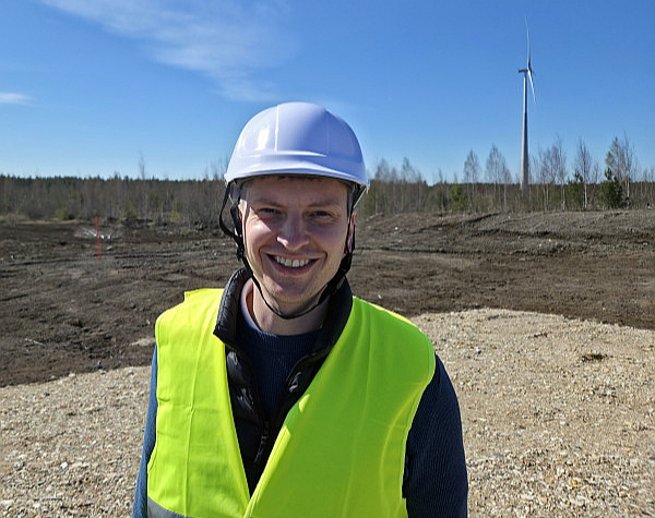 "Līdz ar atjaunīgo energoresursu tehnoloģiju attīstību elektroenerģijas ieguves jomā mums ir iespēja sevi pilnībā nodrošināt un nākotnē enerģiju arī eksportēt," uzskata Edgars Groza, kompetences stiprināšanas programmas "Nākotnes enerģētikas līderi Latvijā" vadības grupas priekšsēdētājs.