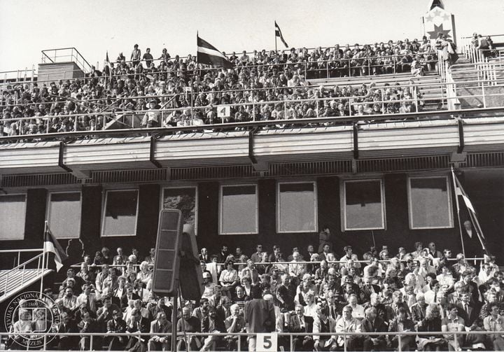 Aprit 36 gadi kopš deputātu sapulces Daugavas stadionā.