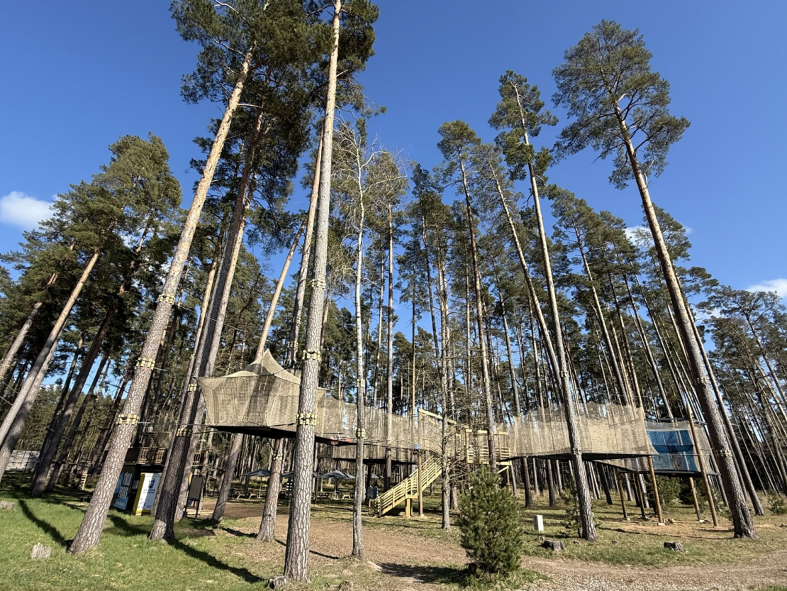 Atjaunotās atpūtas vietas "Tērvetes tīklu parks" un šķēršļu parks "Tarzāns".