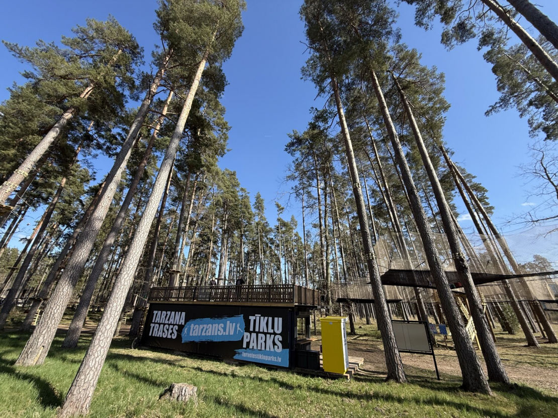 Atjaunotās atpūtas vietas "Tērvetes tīklu parks" un šķēršļu parks "Tarzāns".