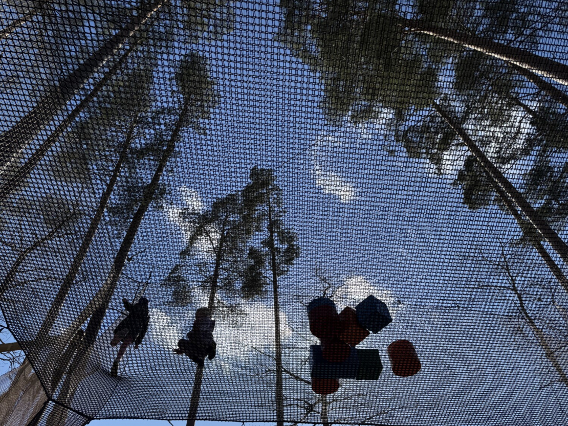Atjaunotās atpūtas vietas "Tērvetes tīklu parks" un šķēršļu parks "Tarzāns".