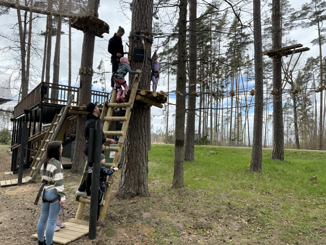 Atjaunotās atpūtas vietas "Tērvetes tīklu parks" un šķēršļu parks "Tarzāns".