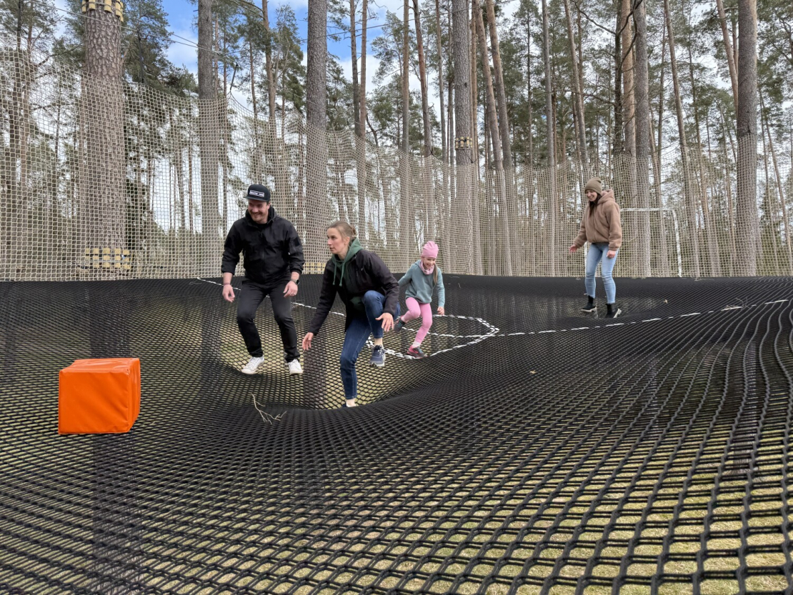 Atjaunotās atpūtas vietas "Tērvetes tīklu parks" un šķēršļu parks "Tarzāns".