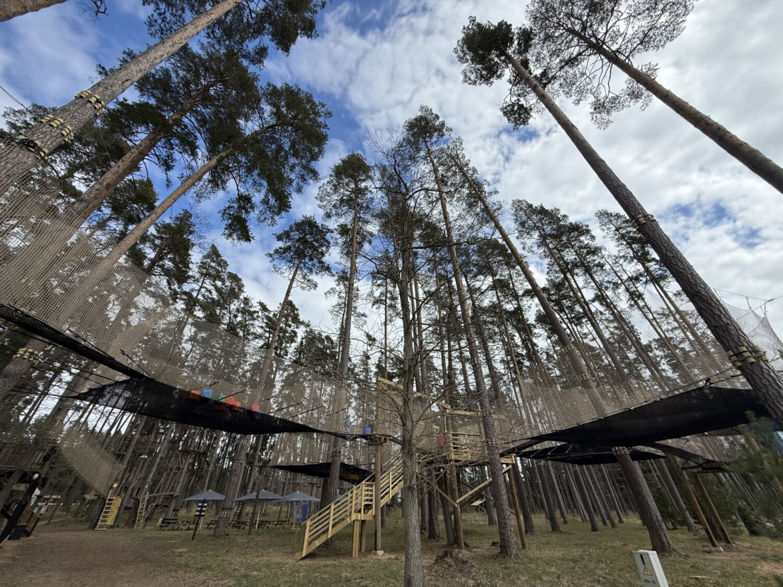Atjaunotās atpūtas vietas "Tērvetes tīklu parks" un šķēršļu parks "Tarzāns".