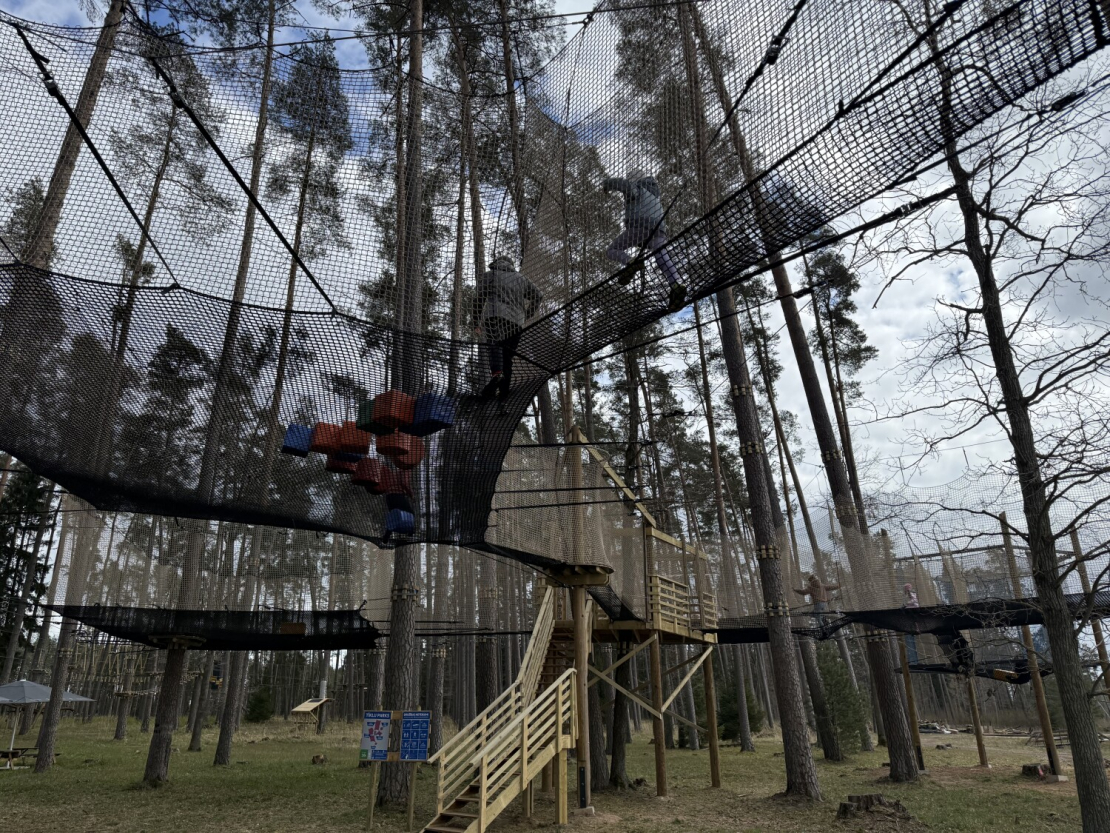 Atjaunotās atpūtas vietas "Tērvetes tīklu parks" un šķēršļu parks "Tarzāns".