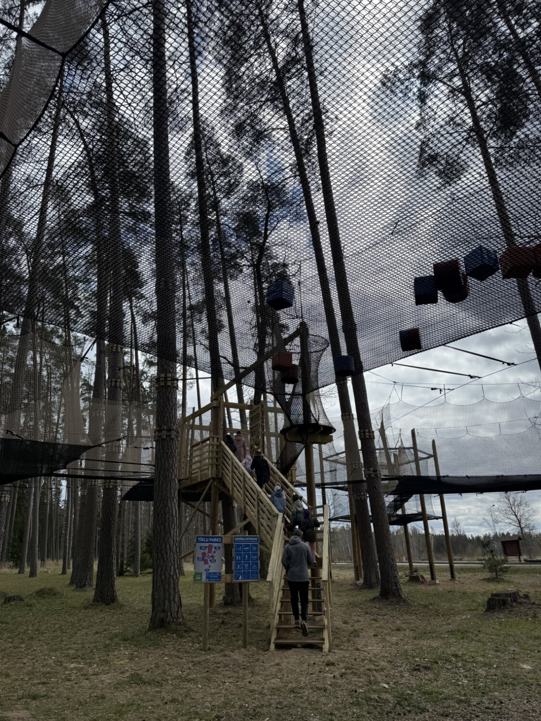 Atjaunotās atpūtas vietas "Tērvetes tīklu parks" un šķēršļu parks "Tarzāns".
