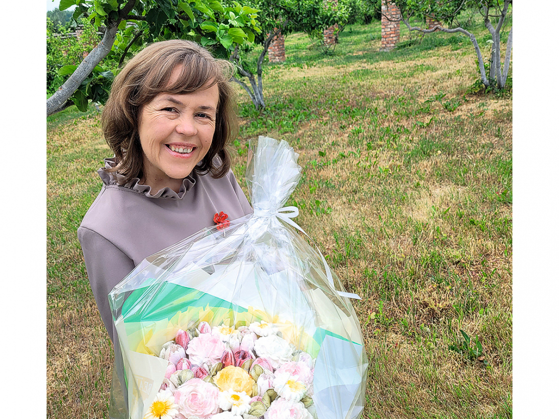 Mājražotāja Anita Zagorska prot no zefīra uzburt puķu pušķus.