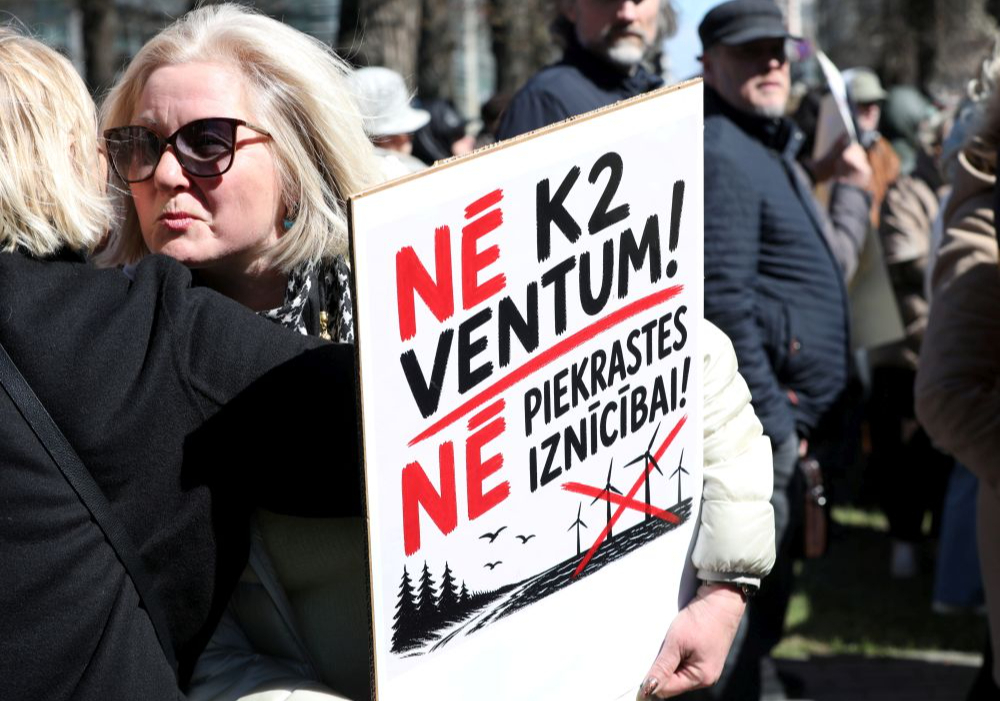 Iepretim Ministru kabineta ēkai notiek pikets pret trīs vēja parku būvniecību.