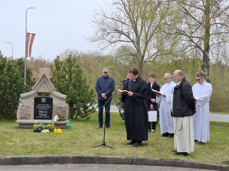 30. aprīlī pie jaunās Cesvaines vidusskolas atklāta piemiņas vieta šīs skolas dibinātājam mācītājam Albertam Vītolam.