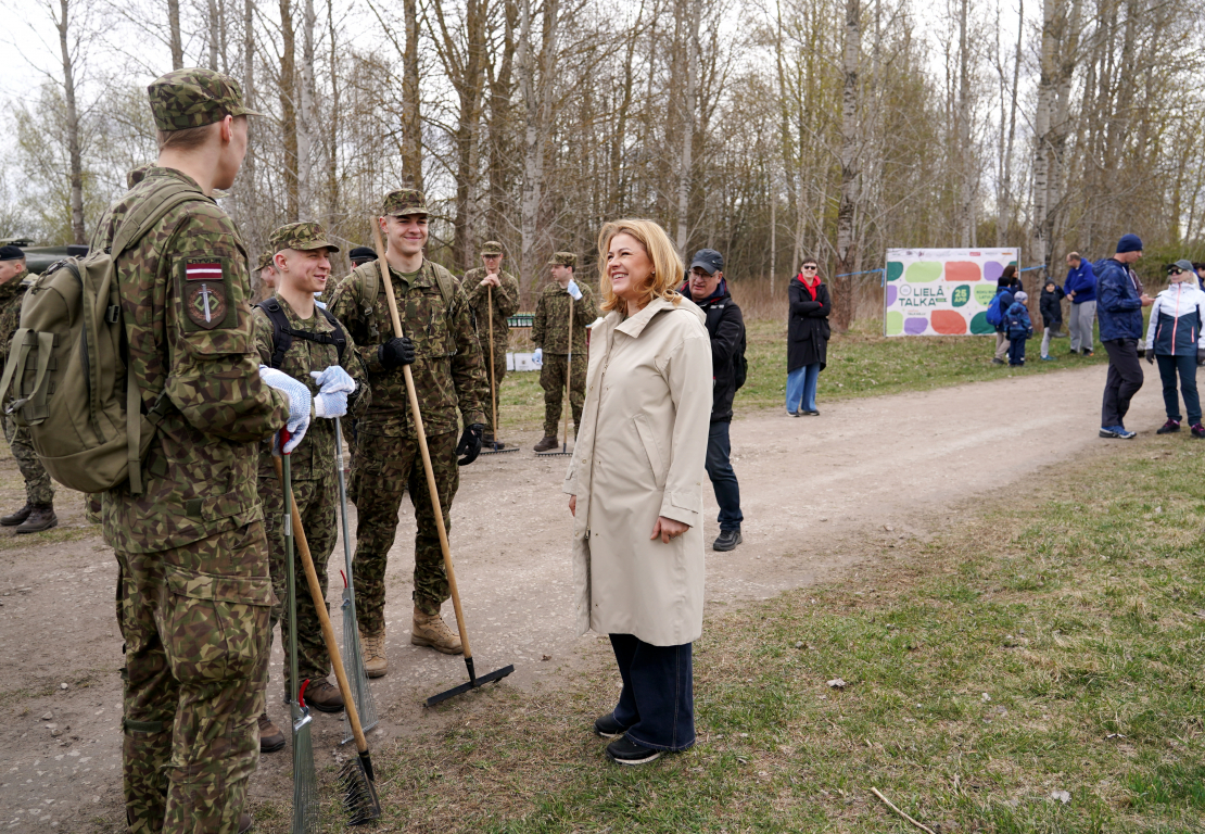 Ministru prezidente Evika Siliņa (no labās) piedalās Lielajā talkā Grāpju pussalā.